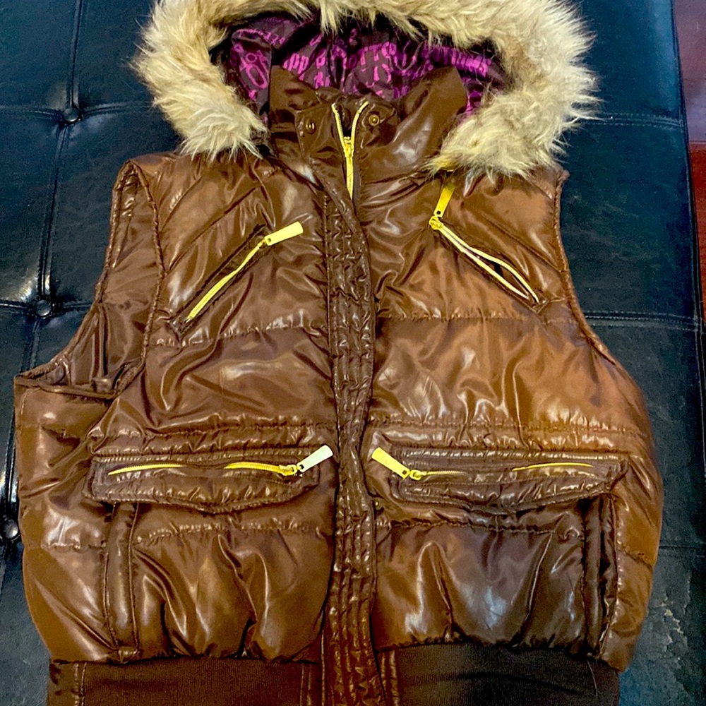 Women’s /Juniors vintage Apple Bottoms Brown Puffer Vest w/ detachable hood.